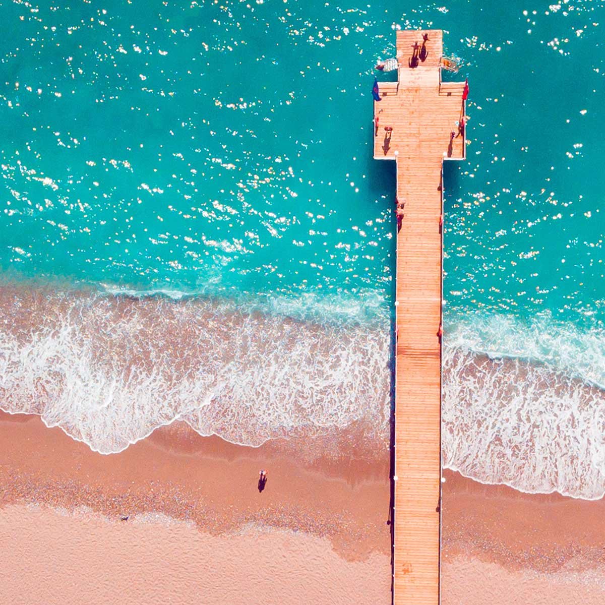 Affiche encadrée plage vue aérienne avec ponton affiche + cadre en métal - noir, HEXOA