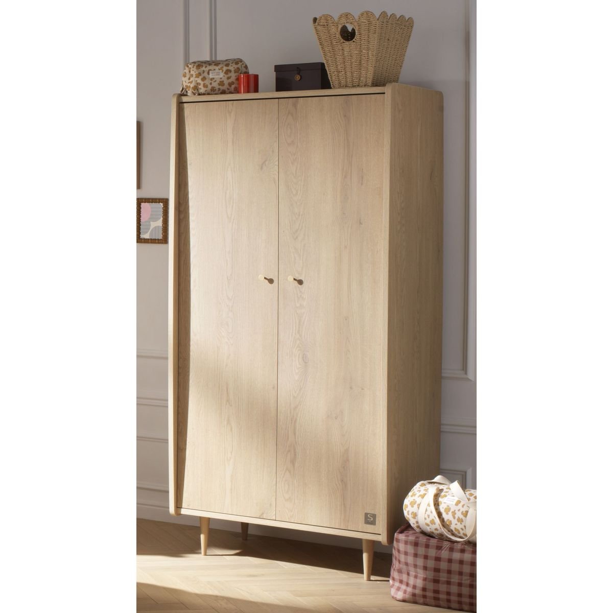 Armoire 2 portes avec pieds bois et poignées métal marron, SAUTHON