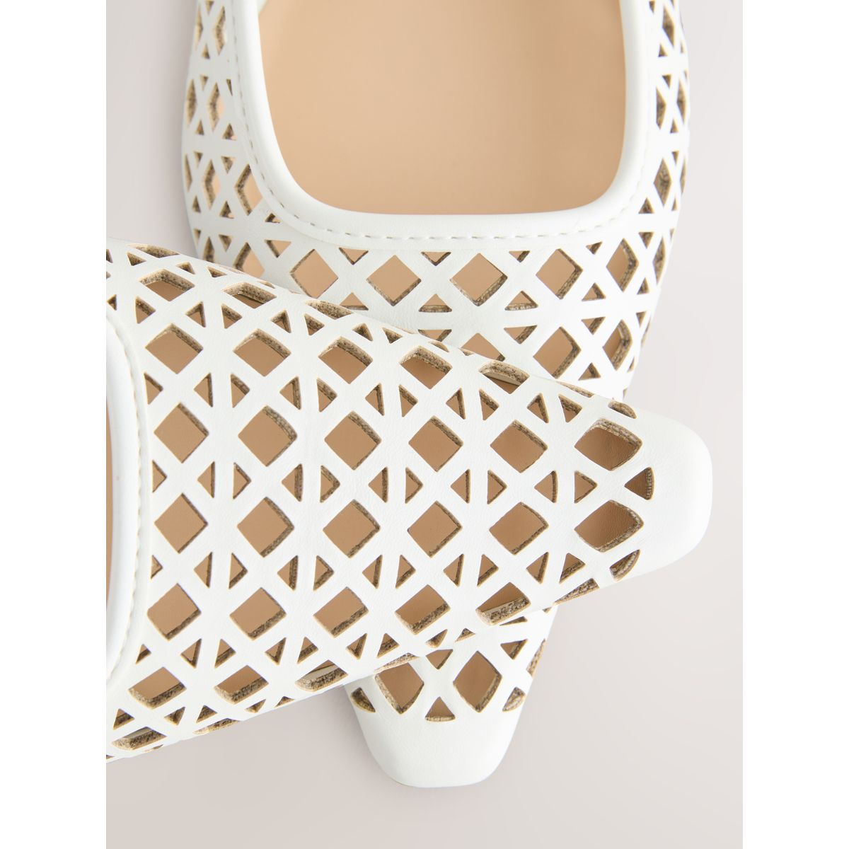 Chaussures plates à bride arrière et découpes blanc, NEXT