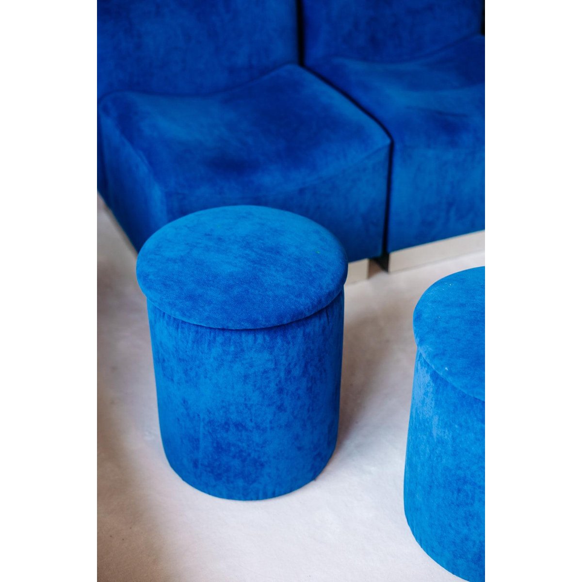 Tabouret en velours bleu Axel N°29 - Bon état bleu, DEBONGOUT