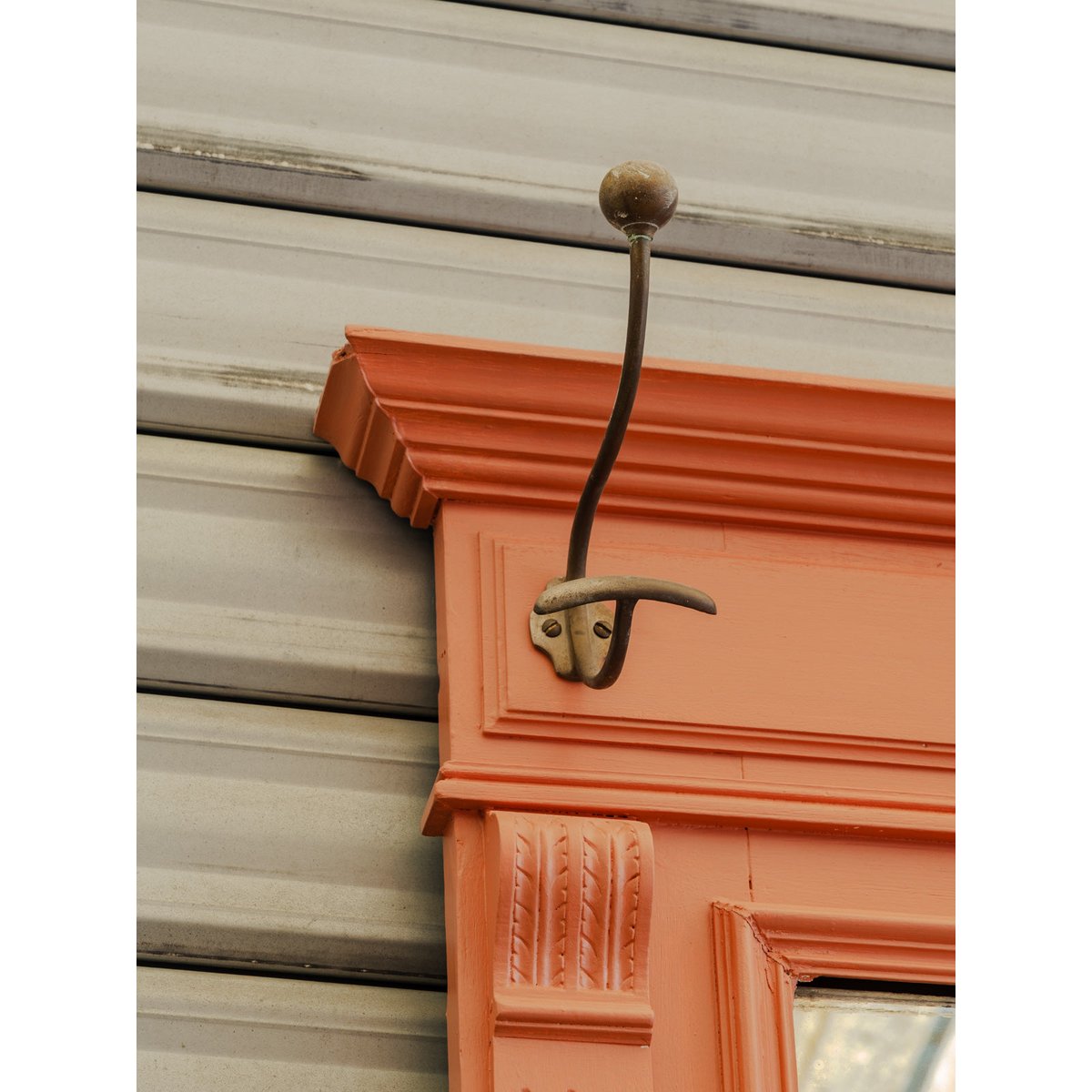 Porte-manteau vestiaire en bois saumon Max N°490 - Bon état rose, DEBONGOUT