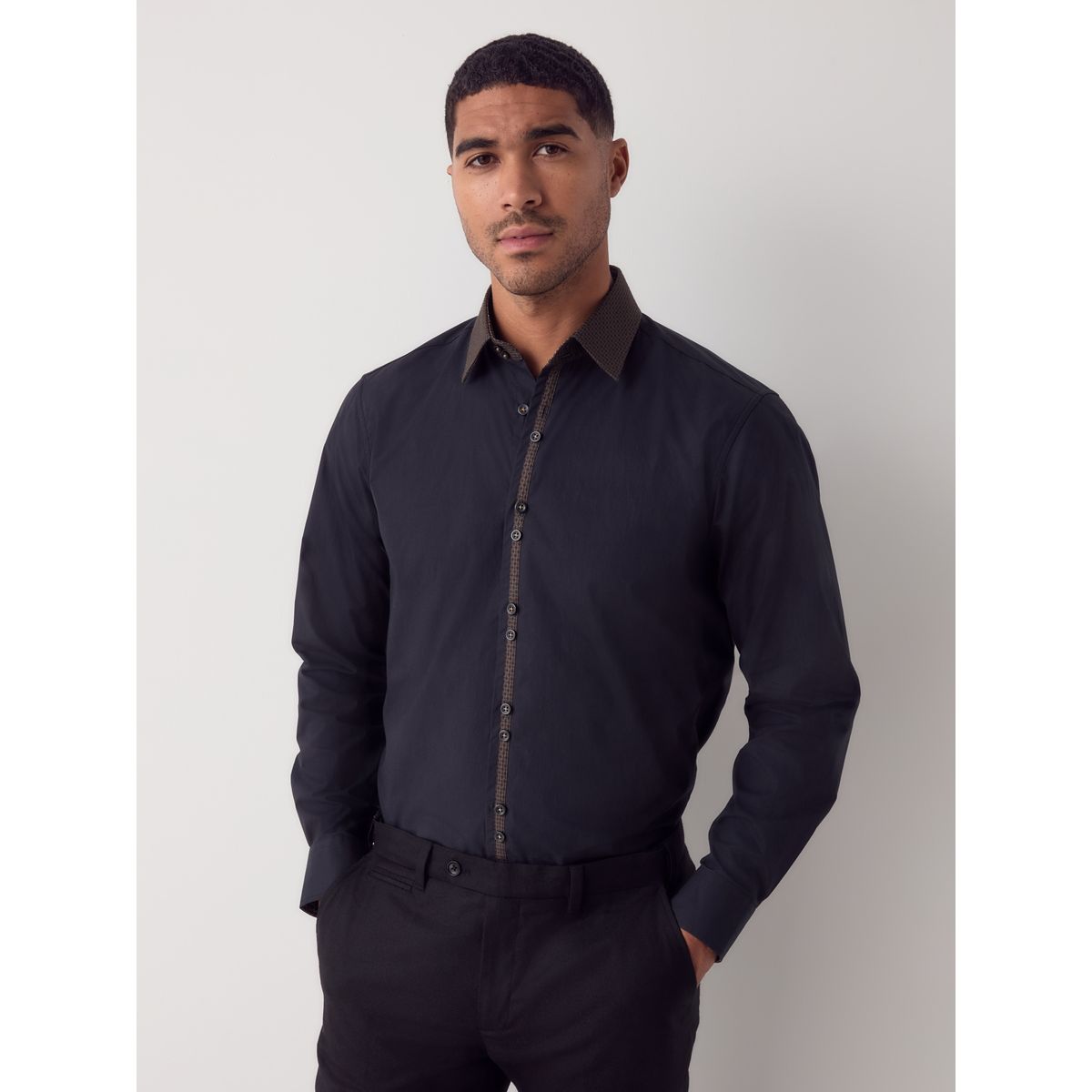 Chemise de soirée manches longues avec liseré collier noir et or, NEXT