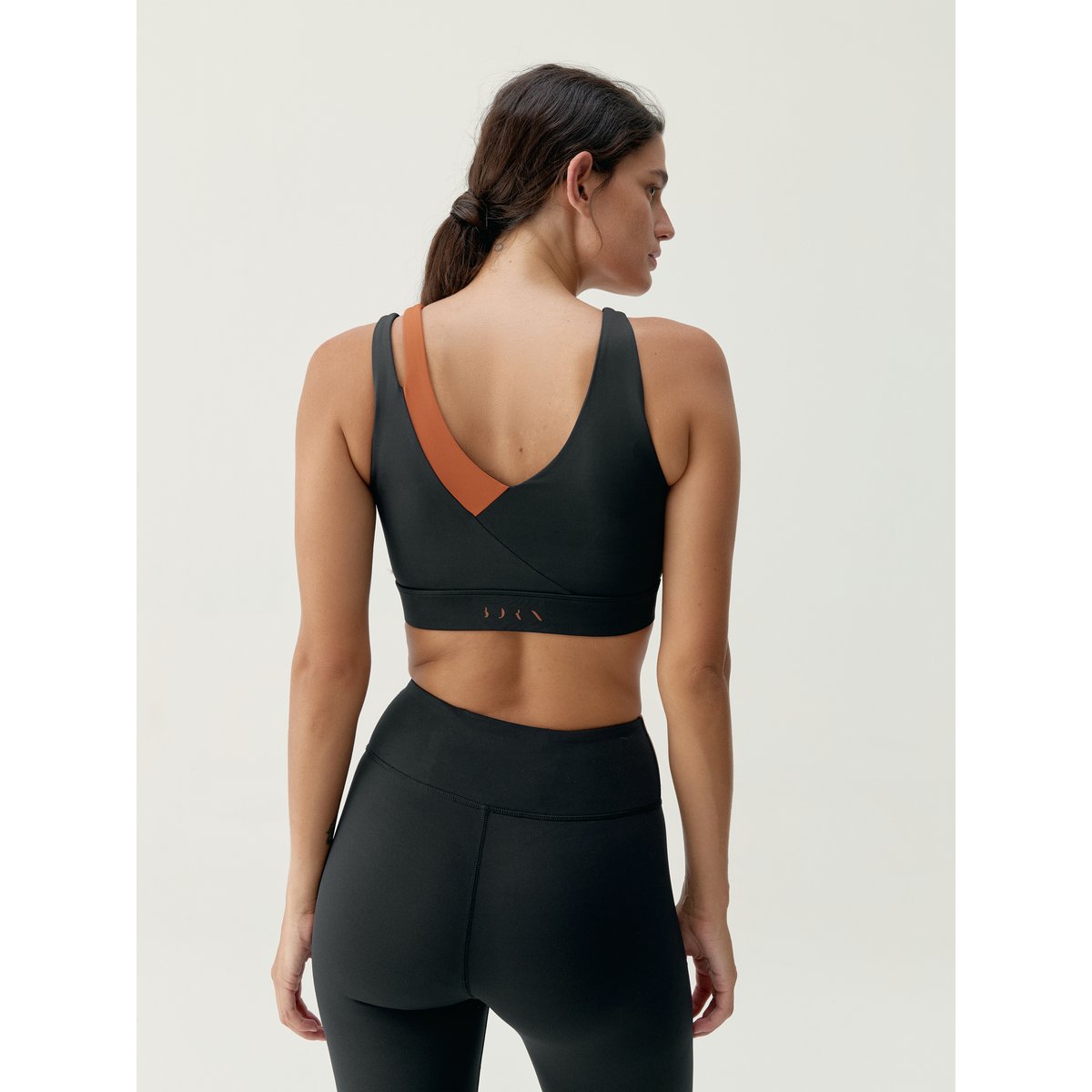 Brassière de sport femme Omkara Maintien moyen-élevé séchage rapide noir/tuile, BORN