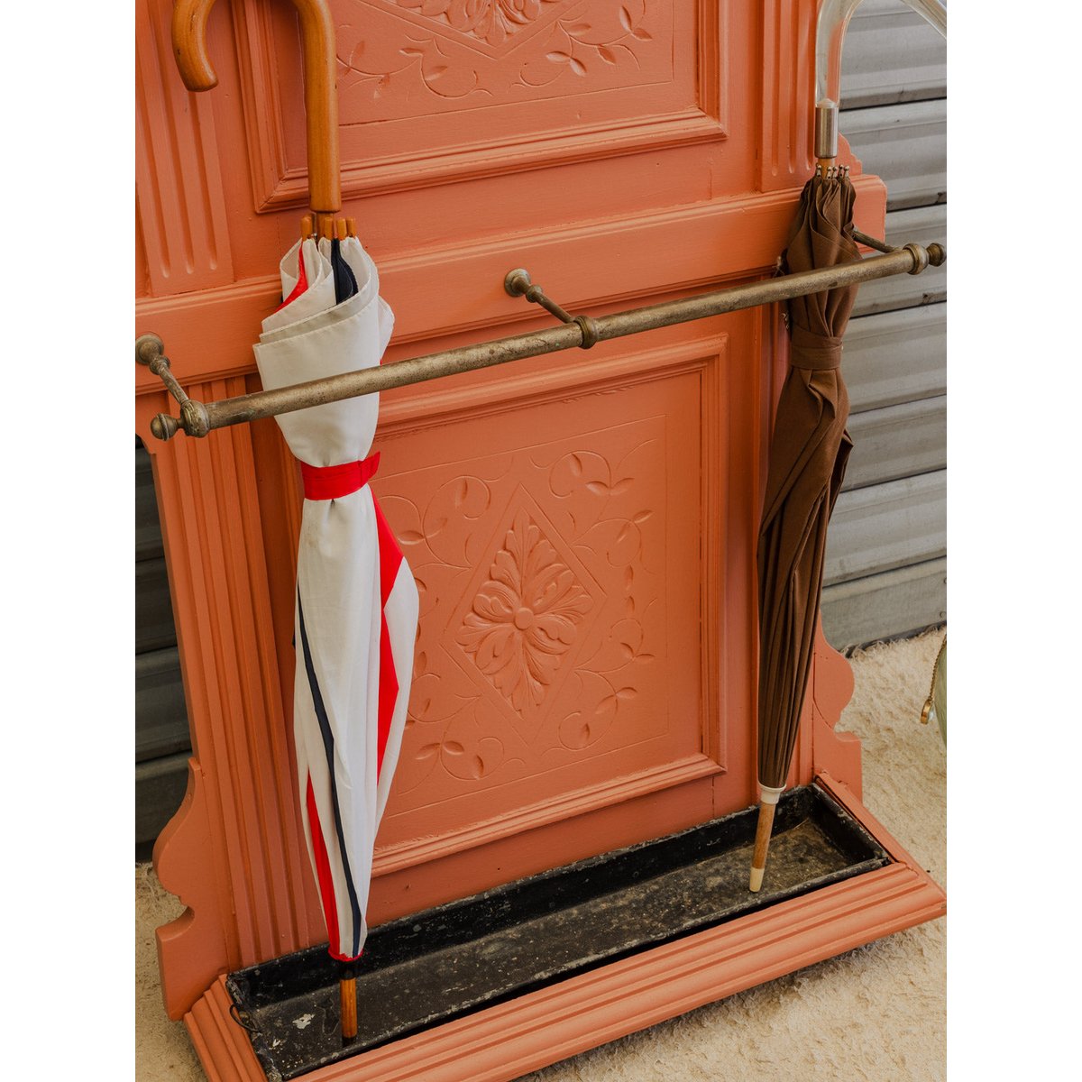 Porte-manteau vestiaire en bois saumon Max N°490 - Bon état rose, DEBONGOUT