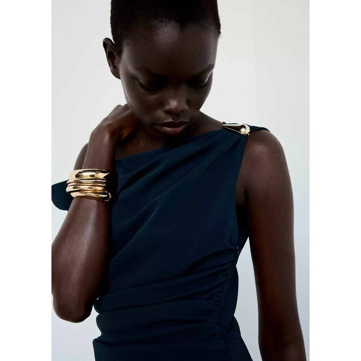 Robe drapée broche bleu marine foncé, MANGO
