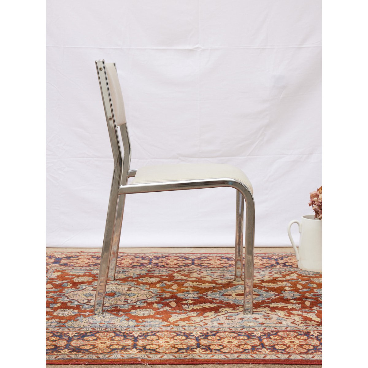 Chaise en skai et chrome Alma N°1725 - Bon état argenté, DEBONGOUT