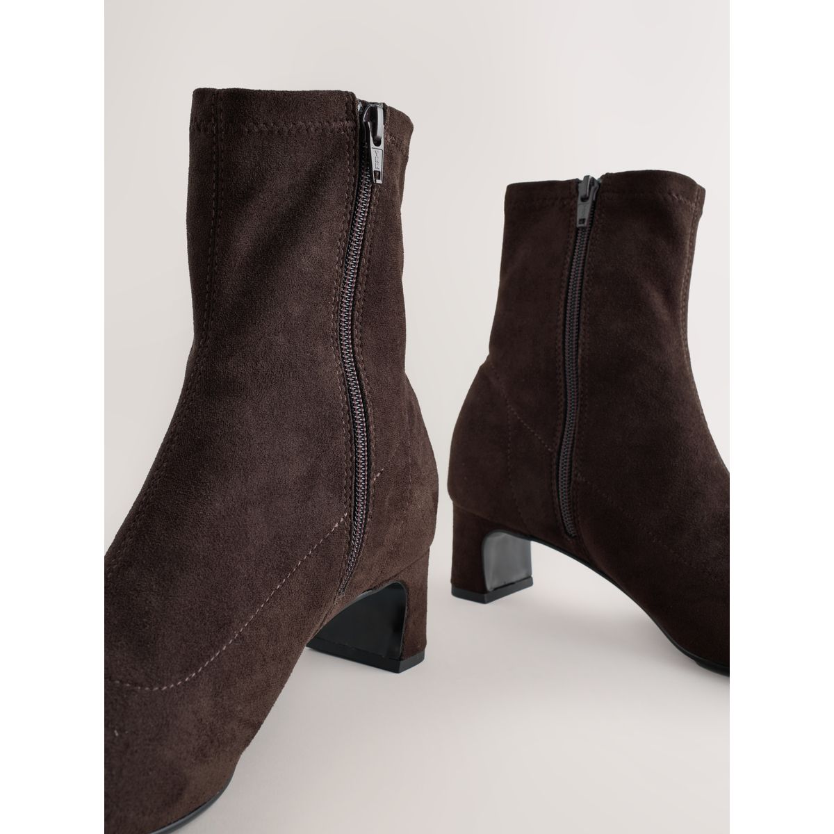 Bottines souples à bout ciselé et talon carré marron chocolat, NEXT