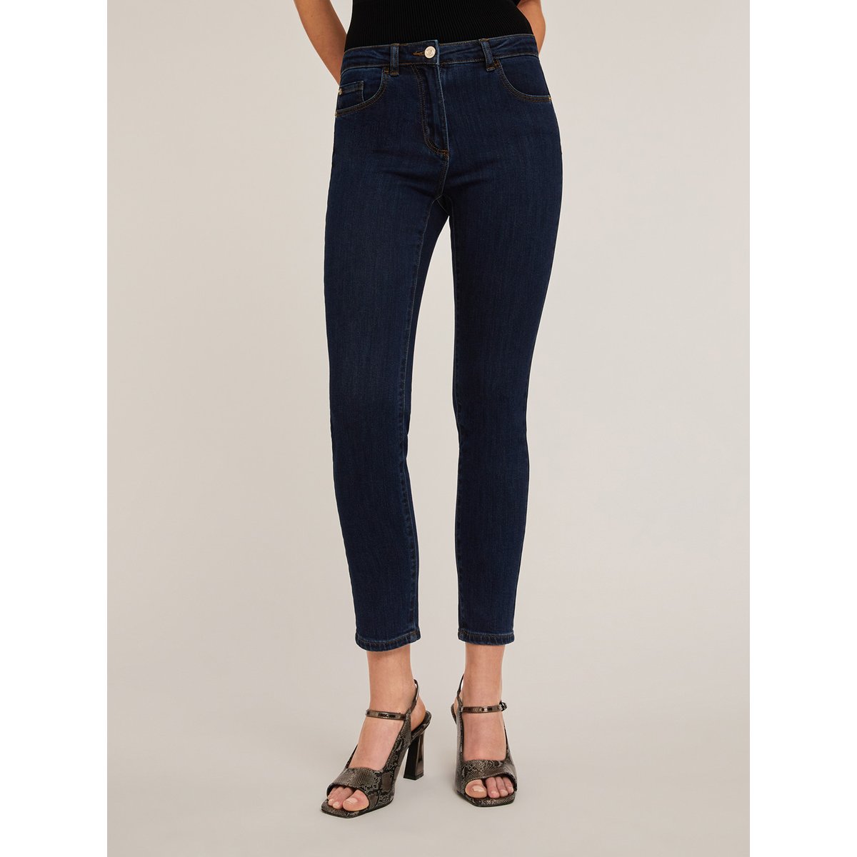 Jean skinny push-up Gisele bleu, MOTIVI