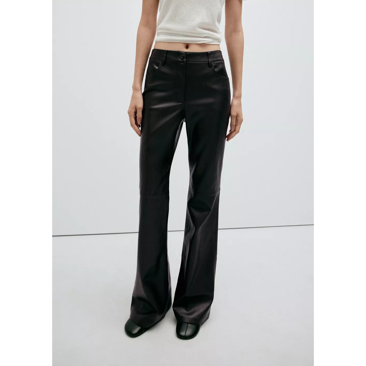 Pantalon flare cuir synthétique chocolat, MANGO