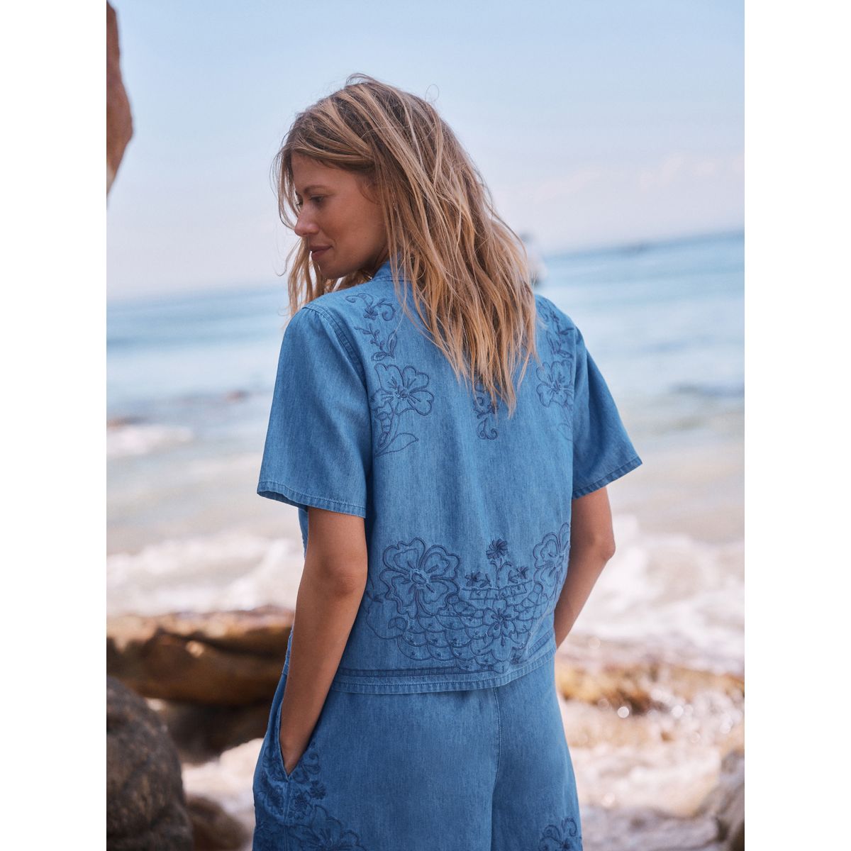 Short à enfiler en denim brodé bleu moyen, NEXT