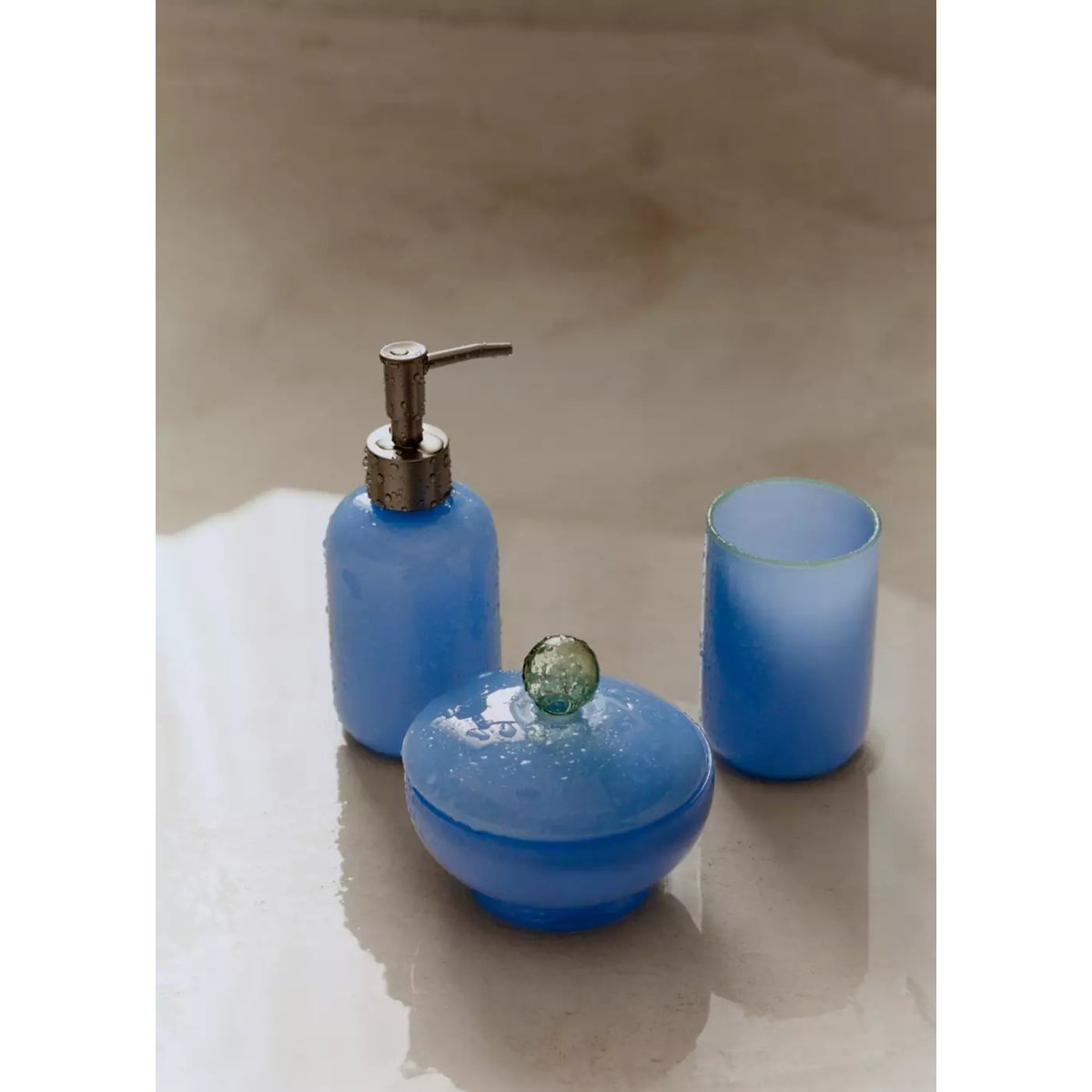 Distributeur de savon coloré en borosilicate bleu, MANGO HOME