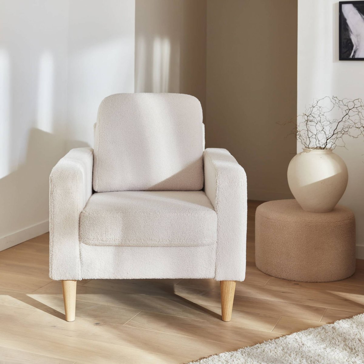 Fauteuil scandinave bois d'eucalyptus bouclette BJORN crème, SWEEEK