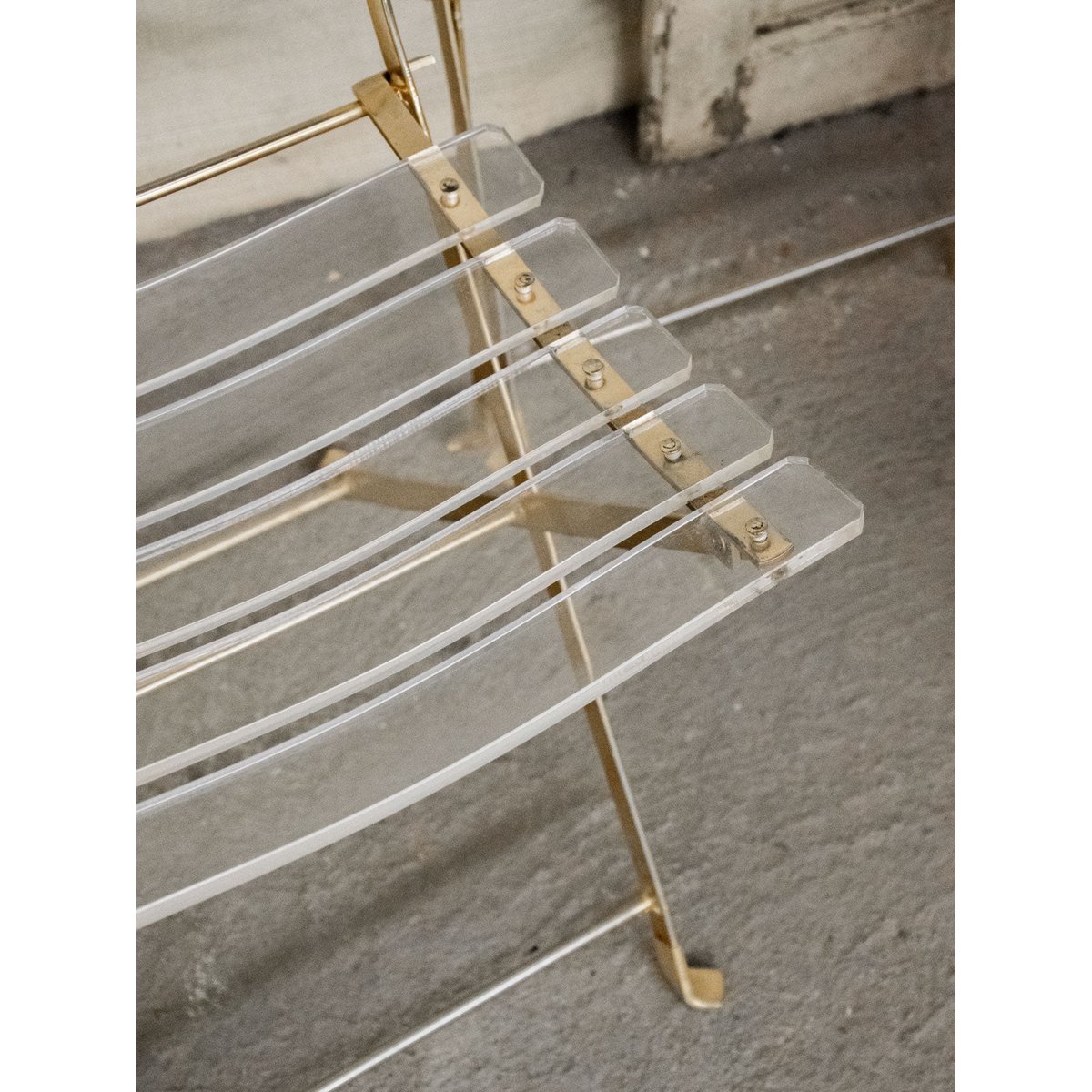 Paire de chaises en plexiglass Alma N°1102 - Bon état métal, DEBONGOUT