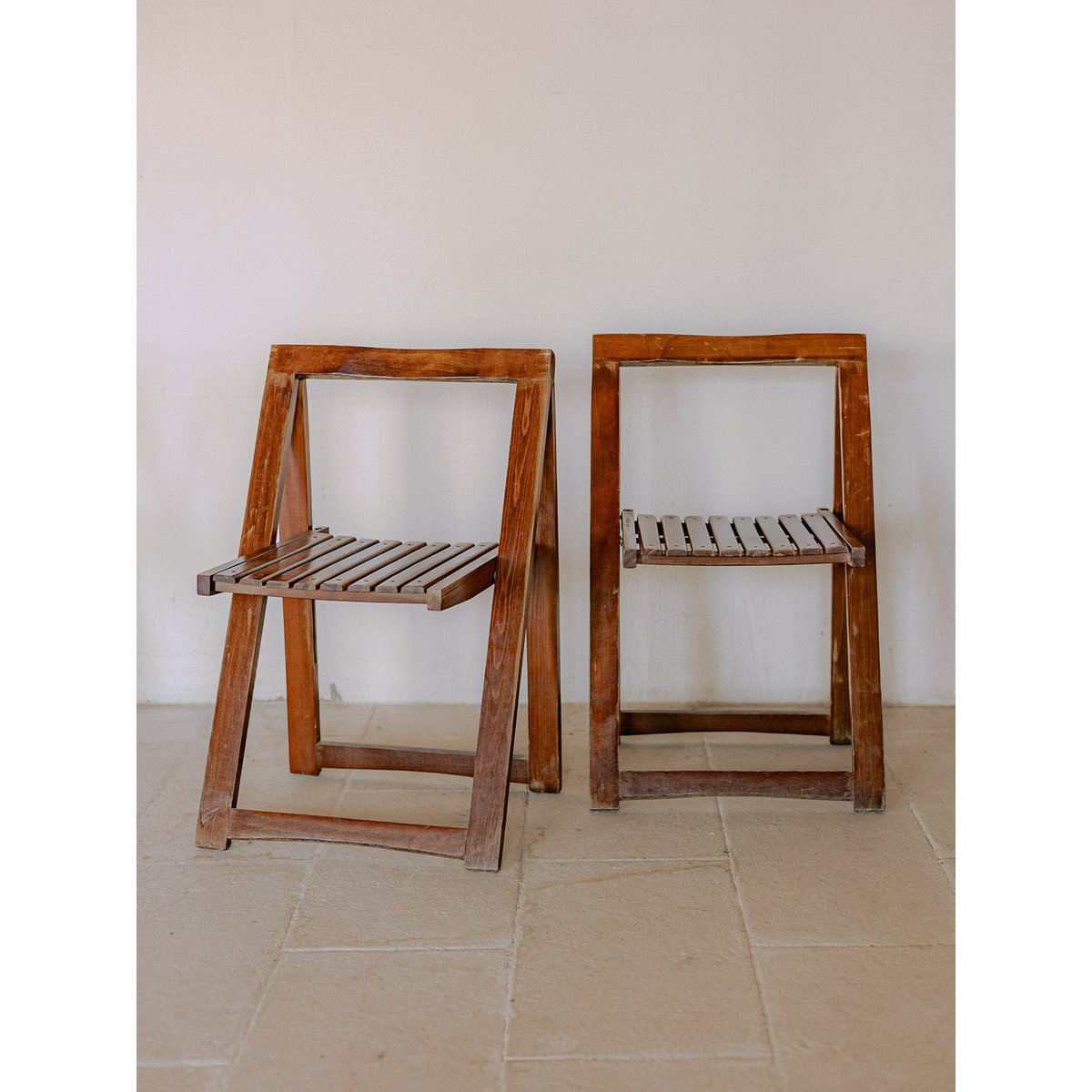Lot de 4 chaises en bois au design géométrique moderne Claude N°1431 - Bon état bois foncé, DEBONGOUT