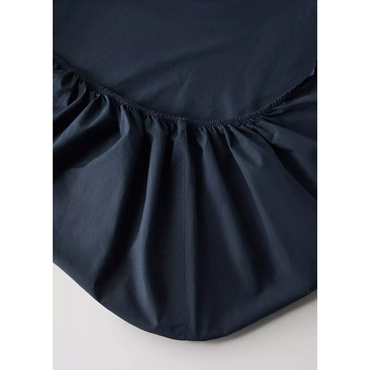 Drap-housse en popeline de coton garment-dyed Lit 160 cm bleu marine, MANGO HOME