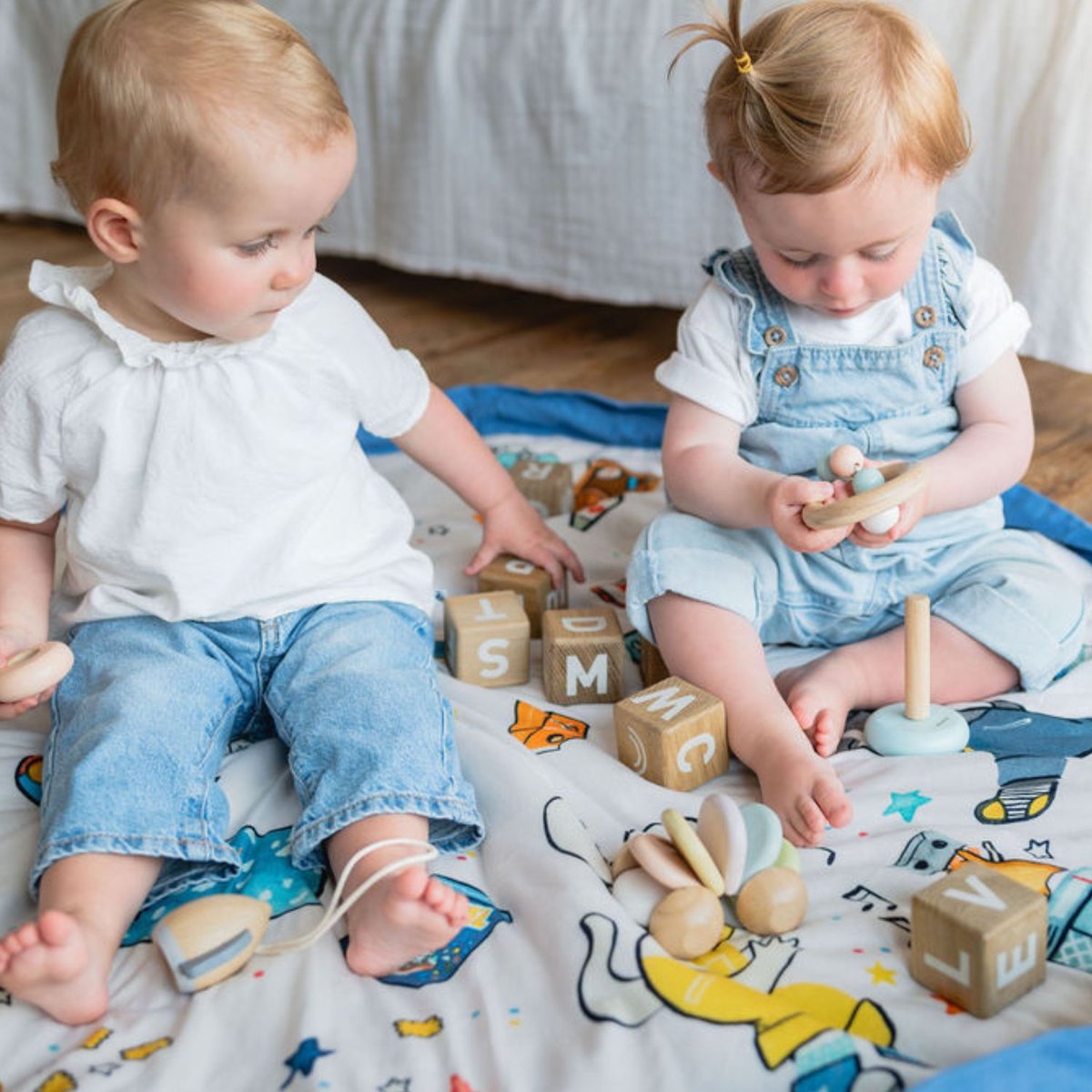 Tapis de jeu 2 en 1 Noomad Organic Soft blanc, bleu, jaune, PLAY&GO