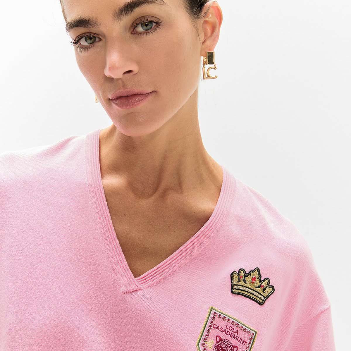 Pullover col en V à patchs brodés rose pâle, LOLA CASADEMUNT