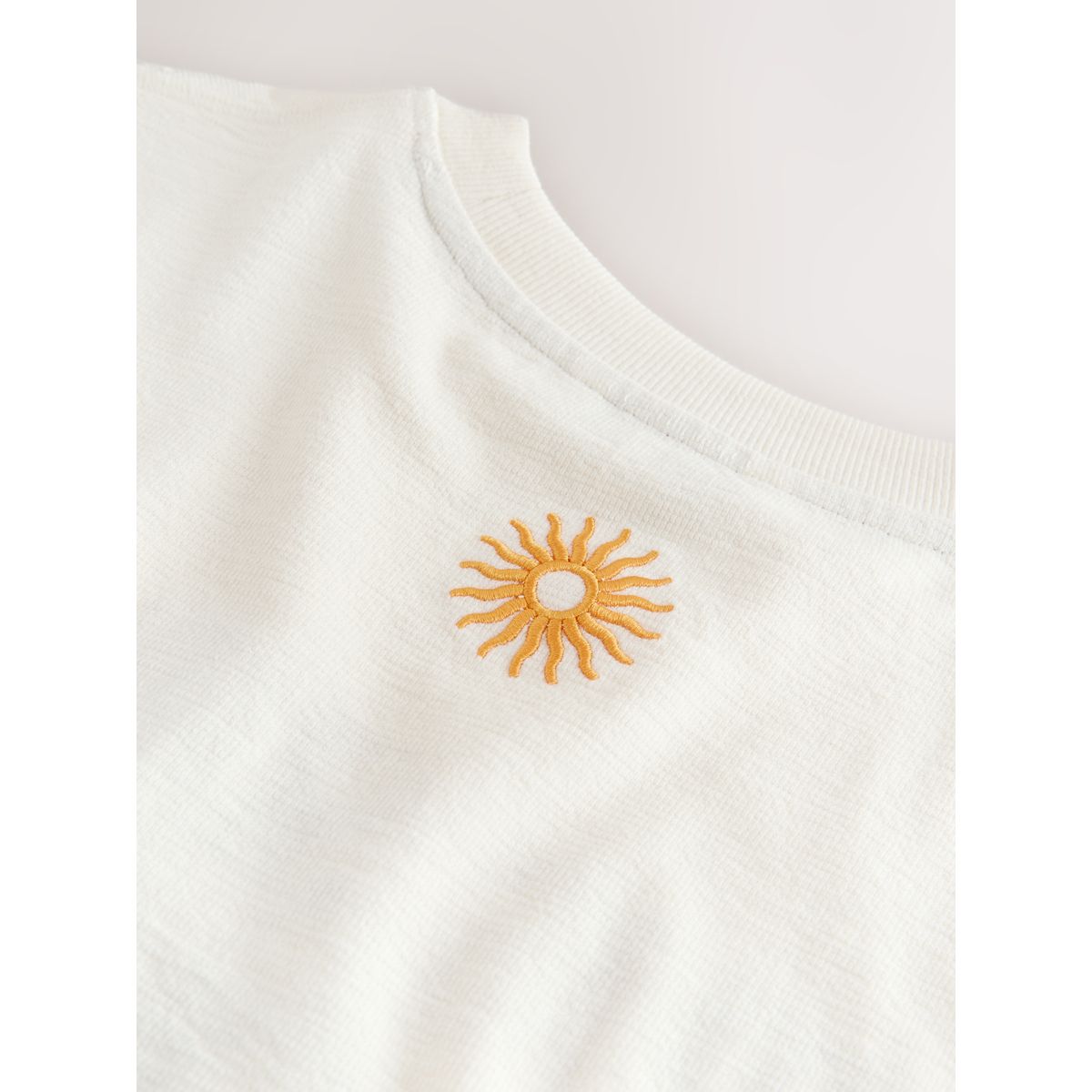 T-shirt écru avec broderie et motif estival écru, NEXT