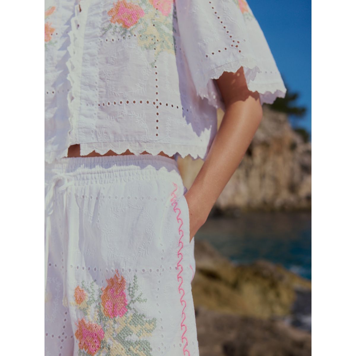 Haut à fleurs brodées avec surpiqûres blanc, NEXT