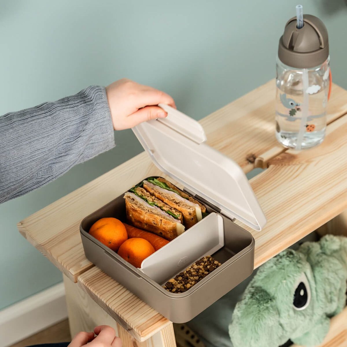 Lunch box sable, DONE BY DEER