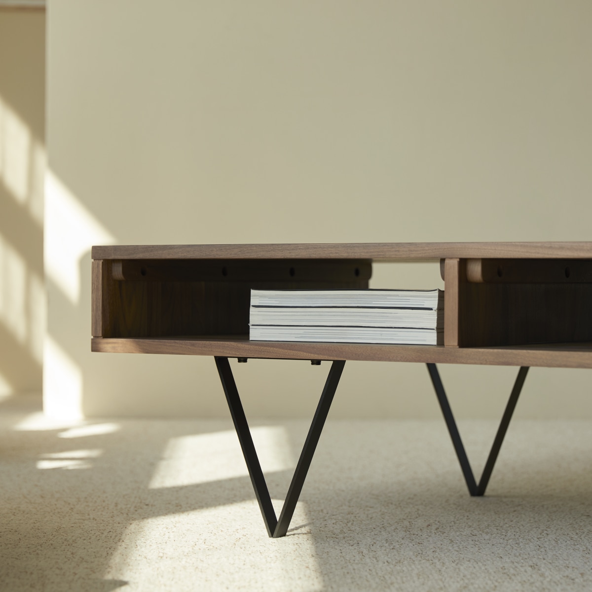 Table basse en Noyer massif, METRIC marron foncé, TIKAMOON