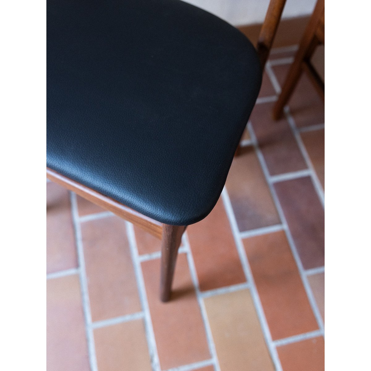 Elégante paire de chaises Alma N°1797 - Bon état bois foncé, DEBONGOUT