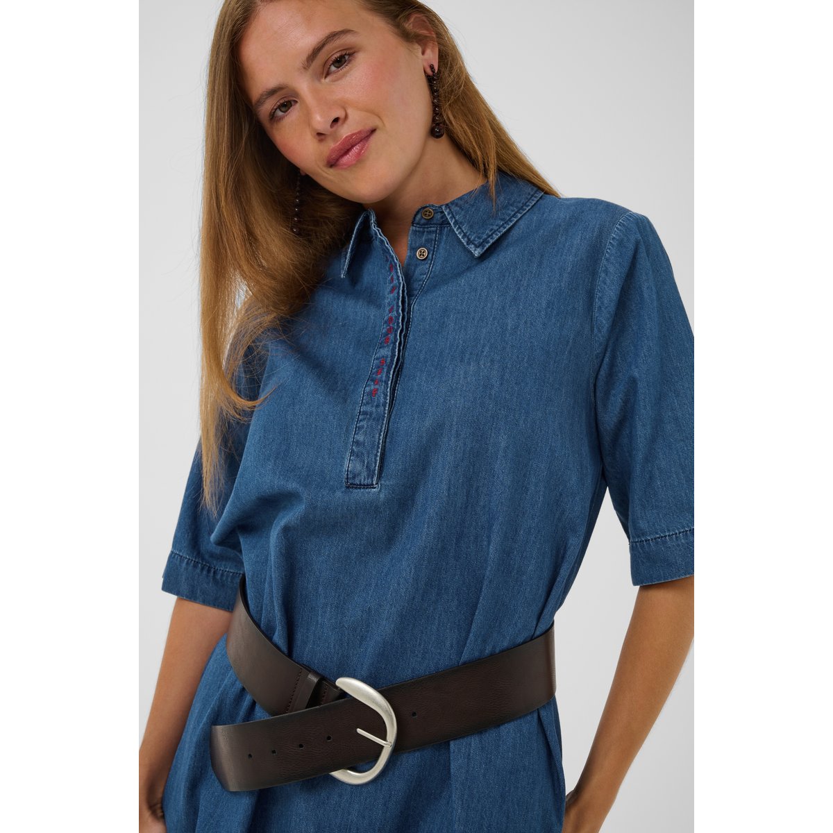 Robe bleu foncé lavé, CULTURE