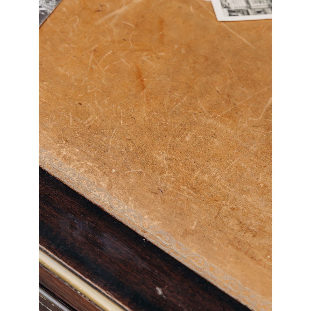 Bureau en bois et cuir Edouard N°497 - Bon état bois foncé, DEBONGOUT