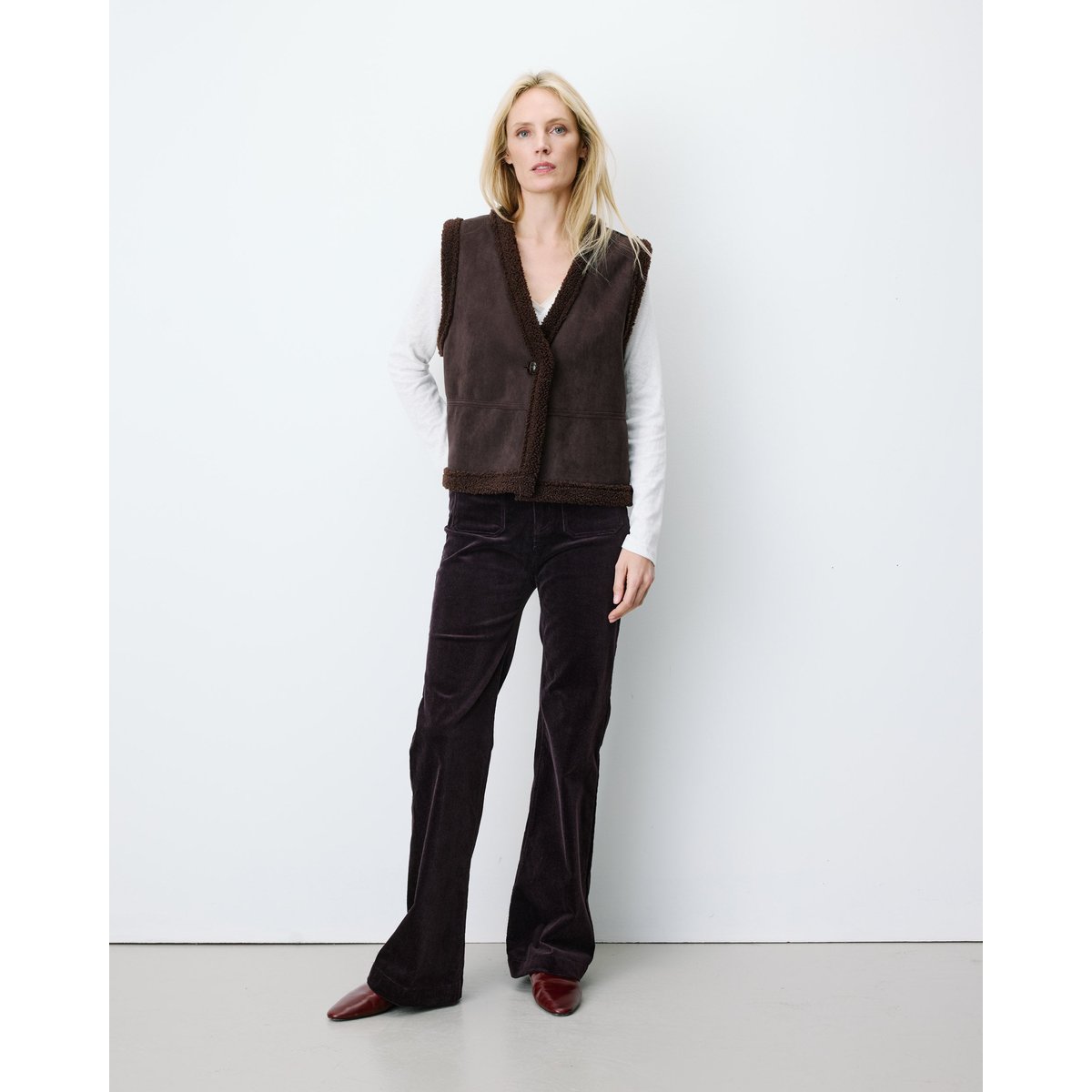 Veste sans manches en fausse shearling col V coffee Anya chocolat, GRACE & MILA
