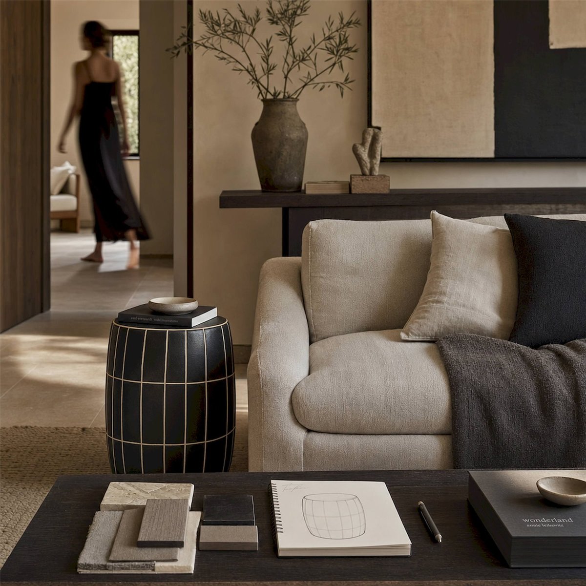 Table d'appoint céramique collection S.TANK noir avec lignes beige, RECOLLECTION