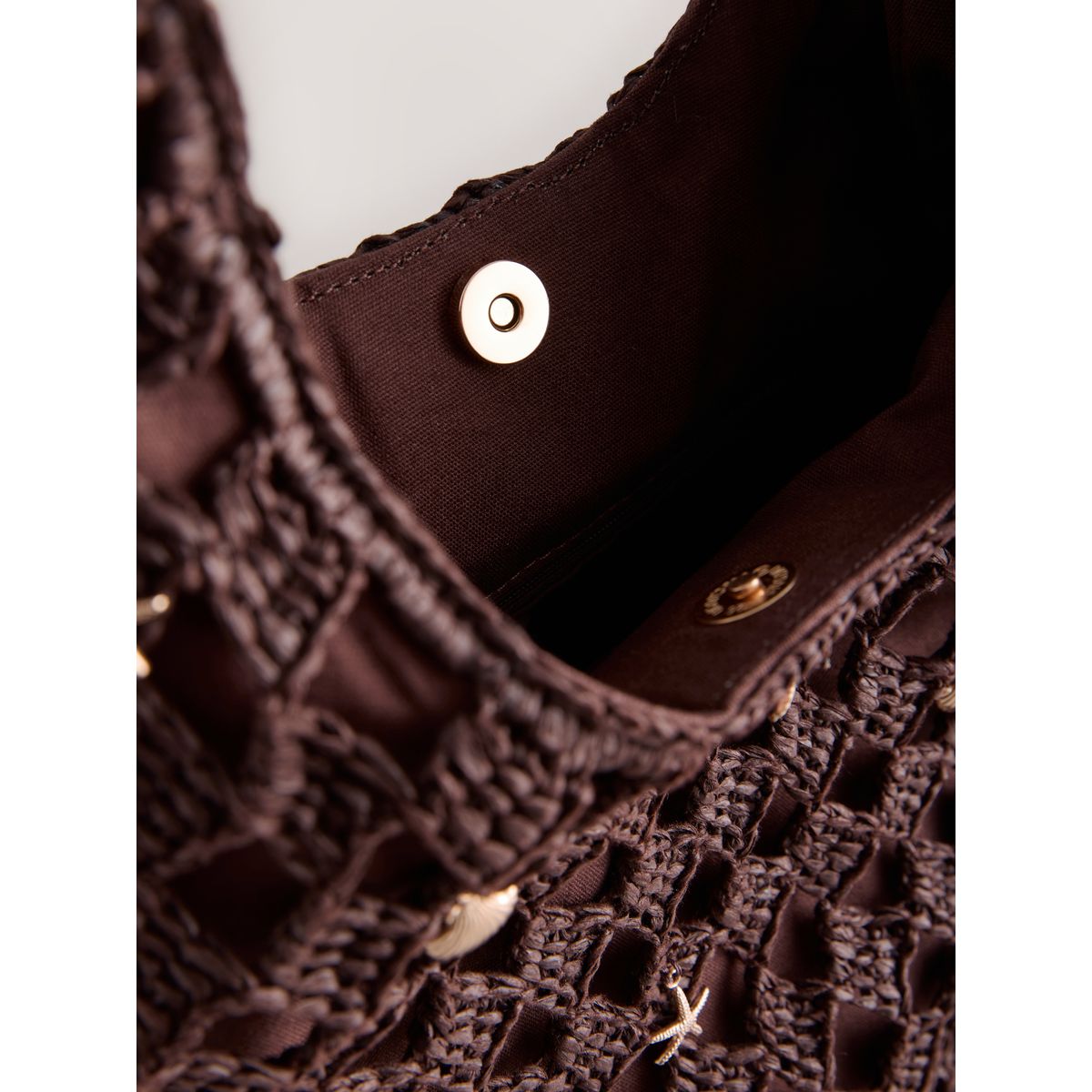 Sac porté épaule aspect crochet à coquillage marron chocolat, NEXT