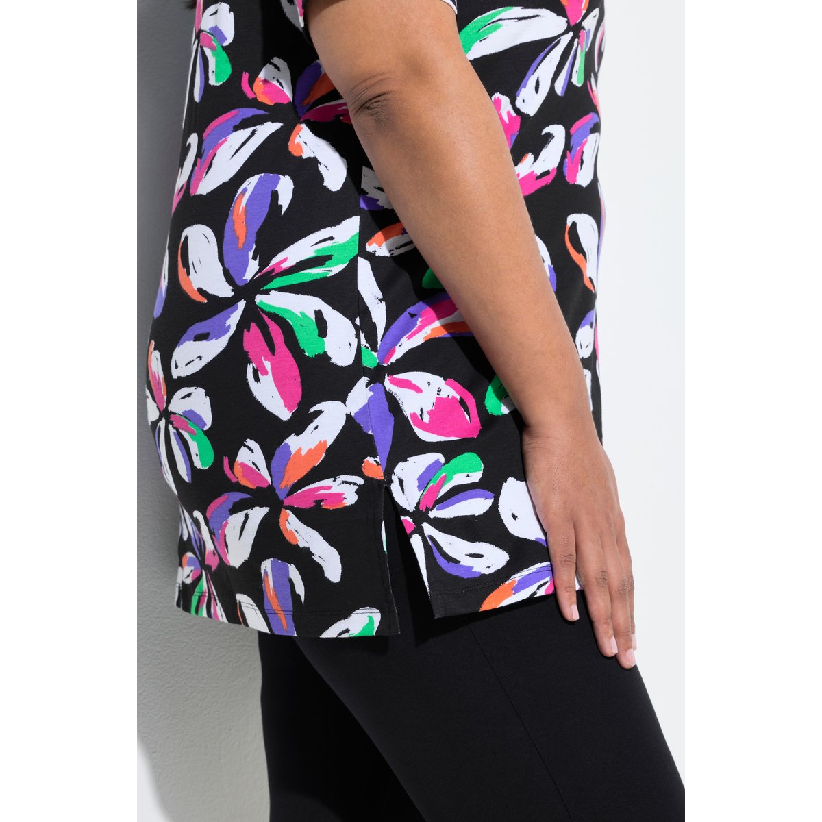 T-shirt long motif à fleurs noir, ULLA POPKEN