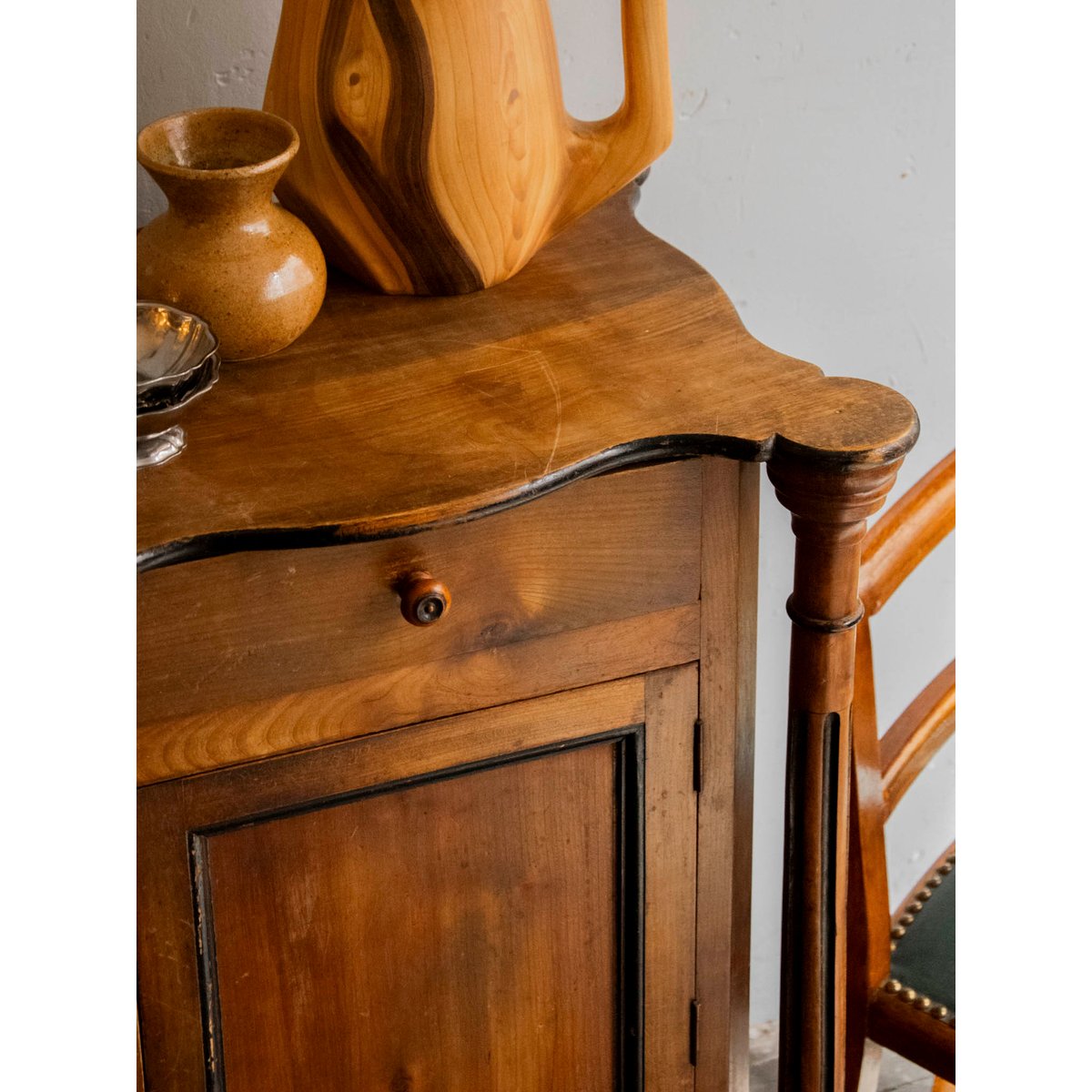 Armoire en bois aux pieds sculptés Magda N°727 - Bon état bois foncé, DEBONGOUT