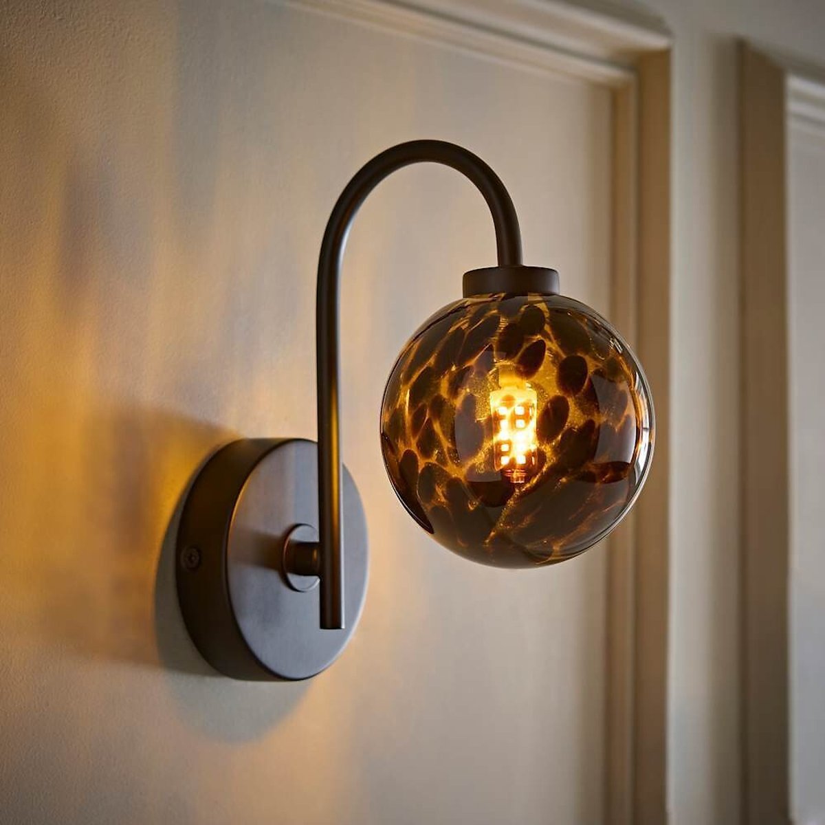 Ciara Tortoise Shell Glass Globe Wall Light black, ÉDITÉ