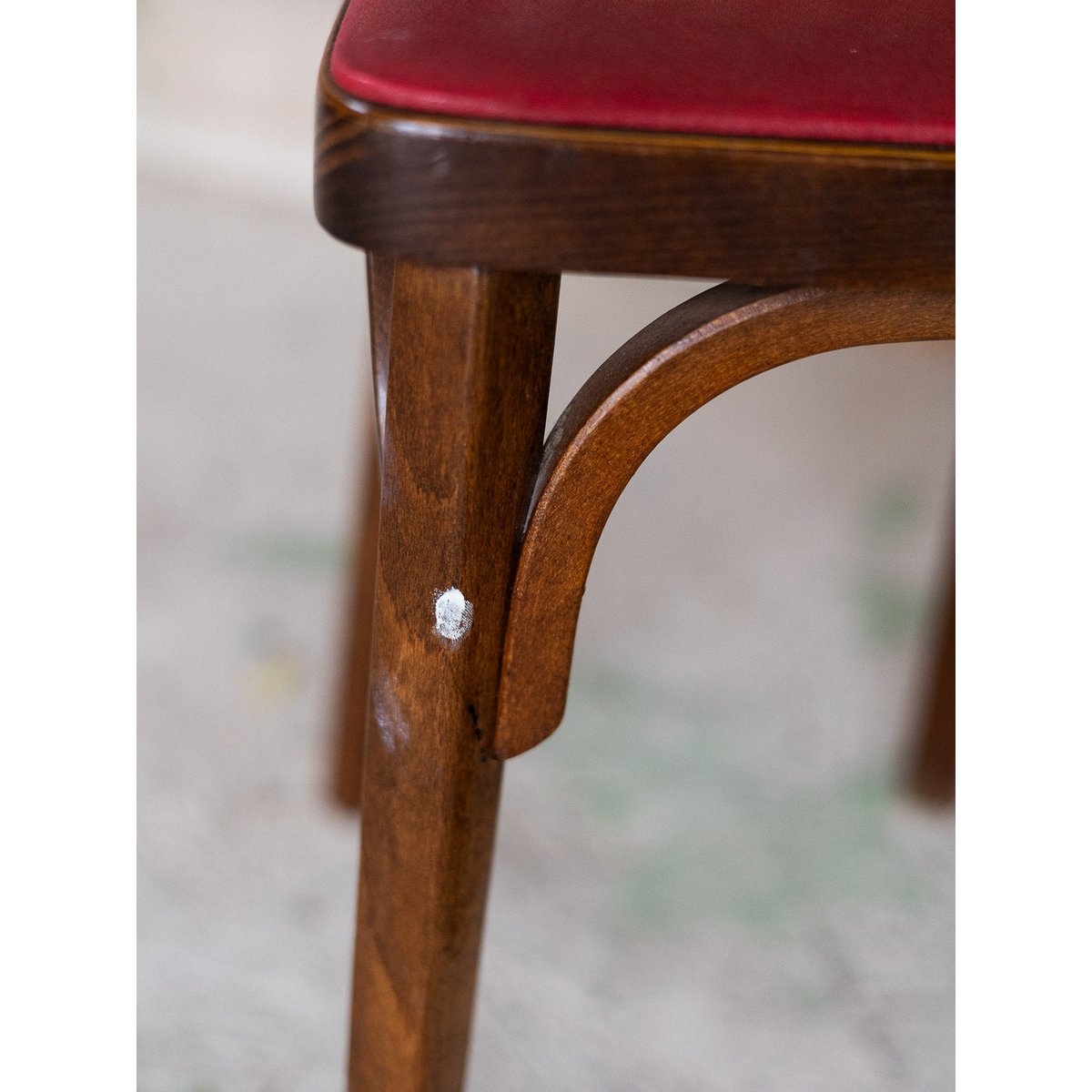 Paire de chaises contemporaine Alma N°2042 - Bon état bois foncé, DEBONGOUT
