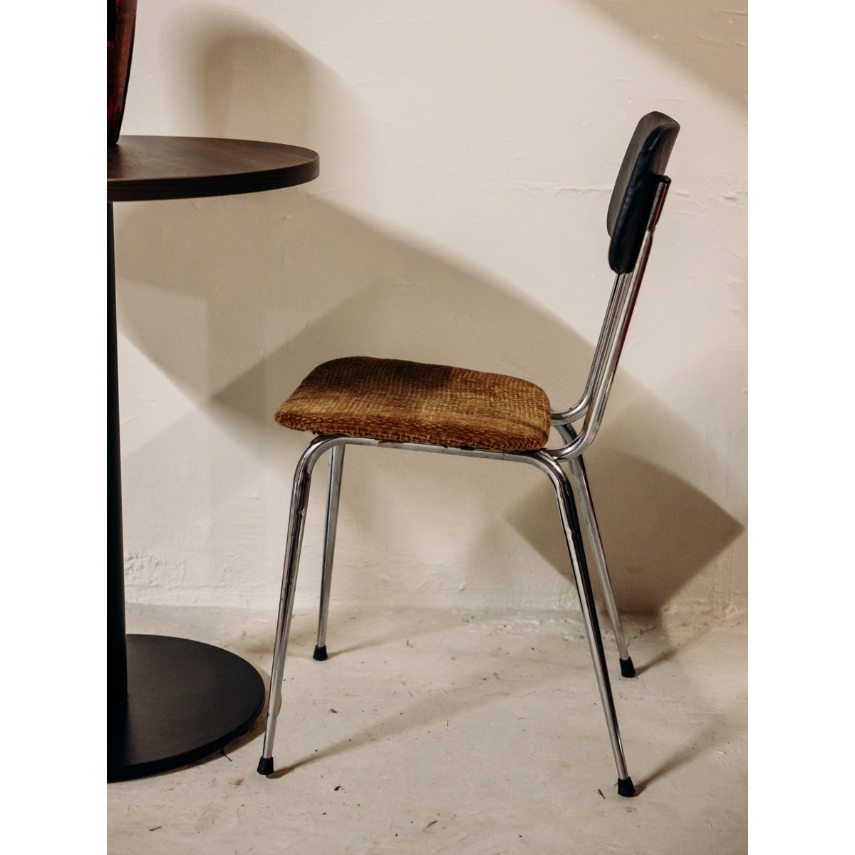 Chaise aux lignes épurées Alma N°1969 - Bon état vert, DEBONGOUT