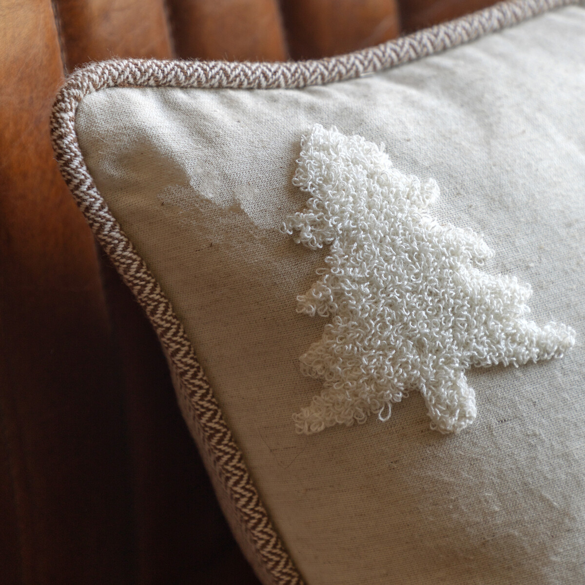 Pinecone Path Embroidered Tree Cushion brown              , ÉDITÉ
