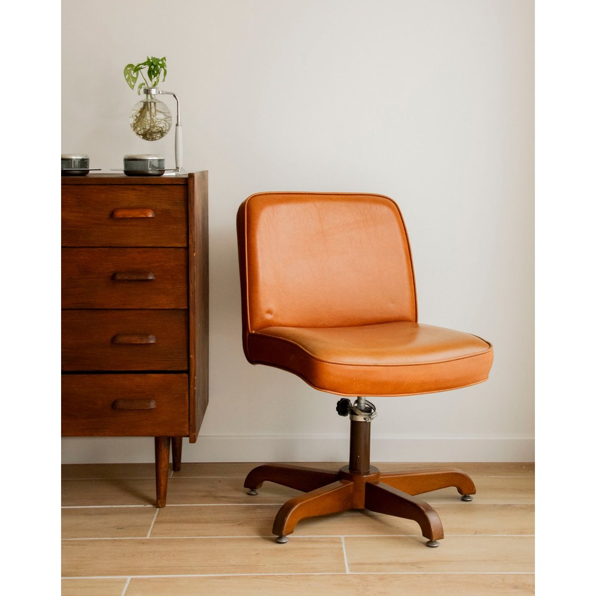Fauteuil de bureau en skaï cognac Jakob N°1344 - Bon état camel, DEBONGOUT