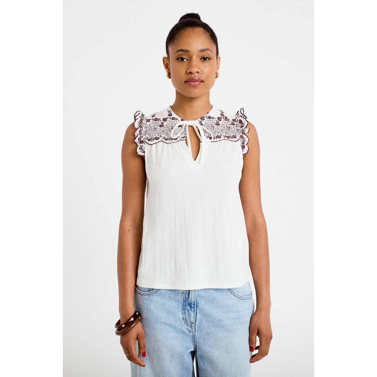 Blouse décolleté sans manches brodée rouge, CACHE CACHE
