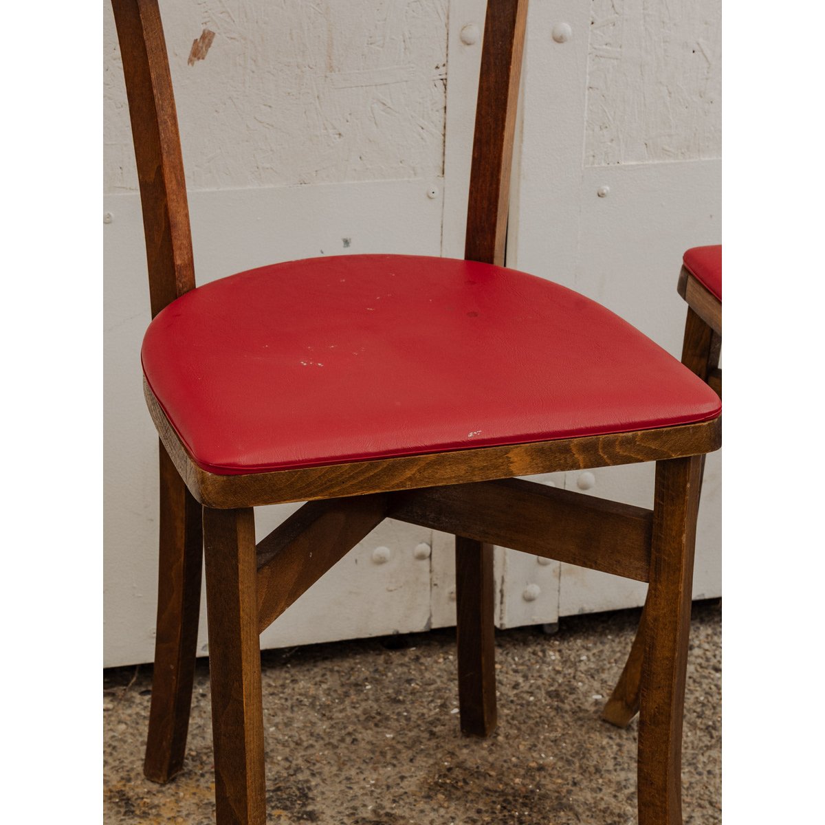 Lot de 4 chaises en simili cuir rouge Alma N°1605 - Bon état bois foncé, DEBONGOUT