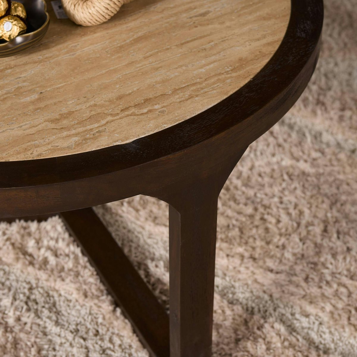 Table basse travertin et bois 3 pieds Ø75 cm DUOMO beige, PIER IMPORT