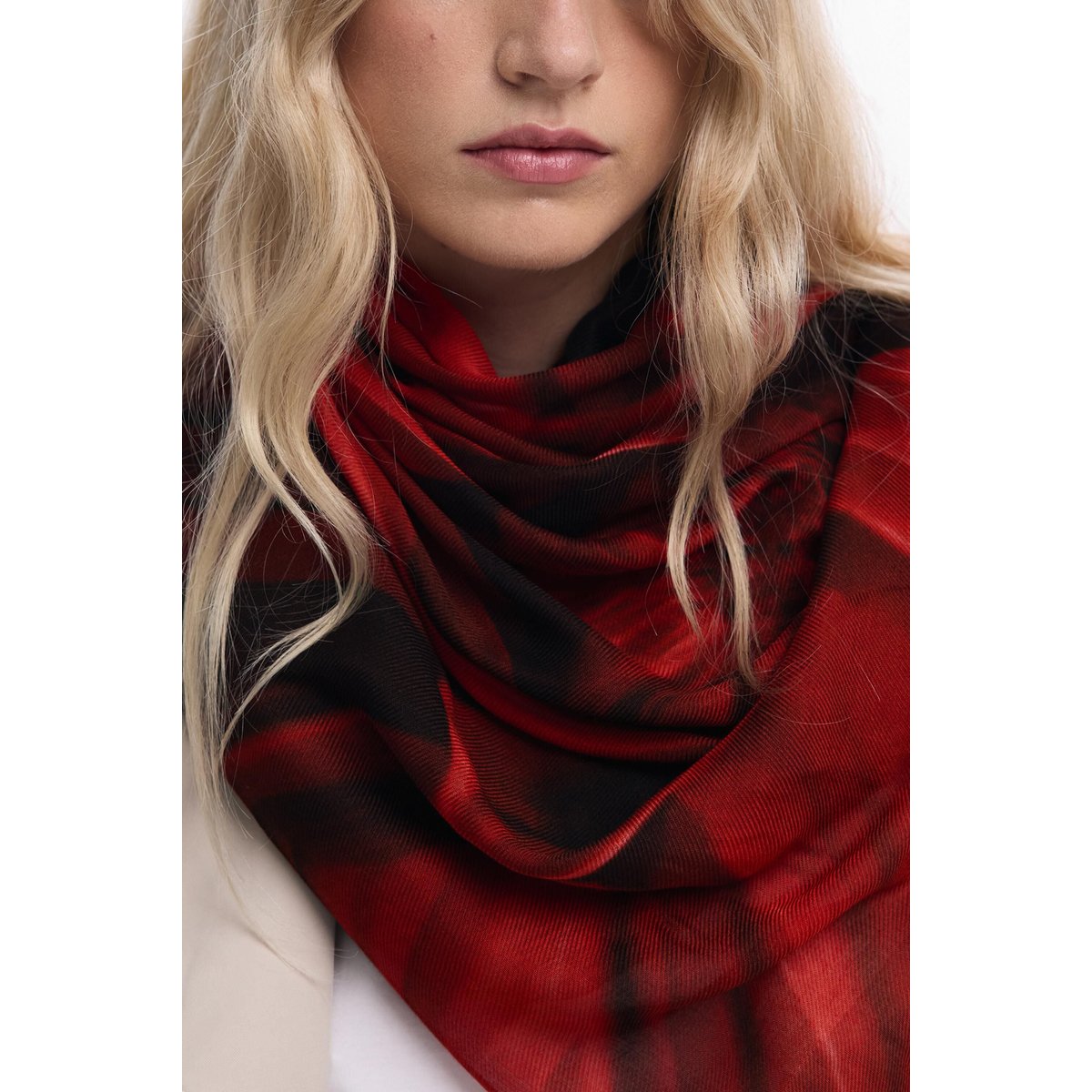 Foulard rectangulaire à fleurs noir, DESIGUAL
