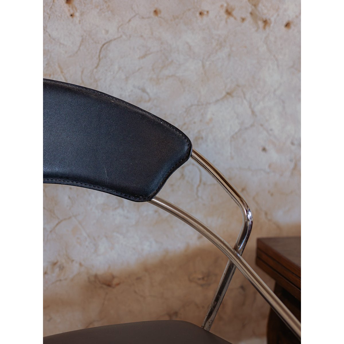 Paire de chaises en cuir noir Alma N°1432 - Bon état noir, DEBONGOUT