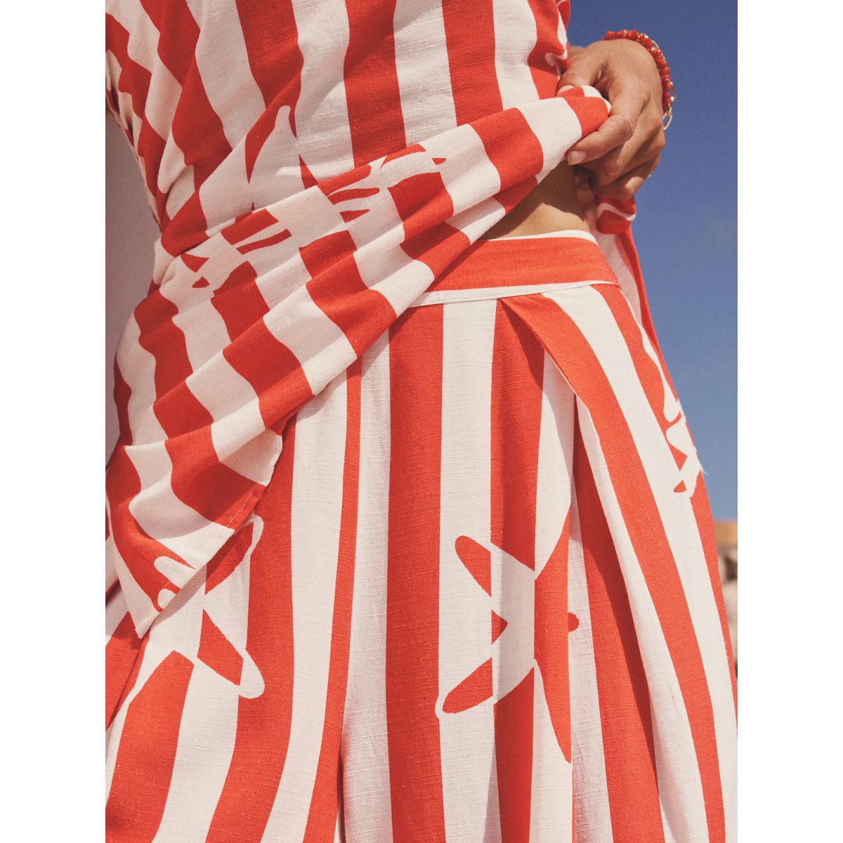 Pantalon large avec pli sur le devant imprimé soleil à rayures rouges et blanches, NEXT