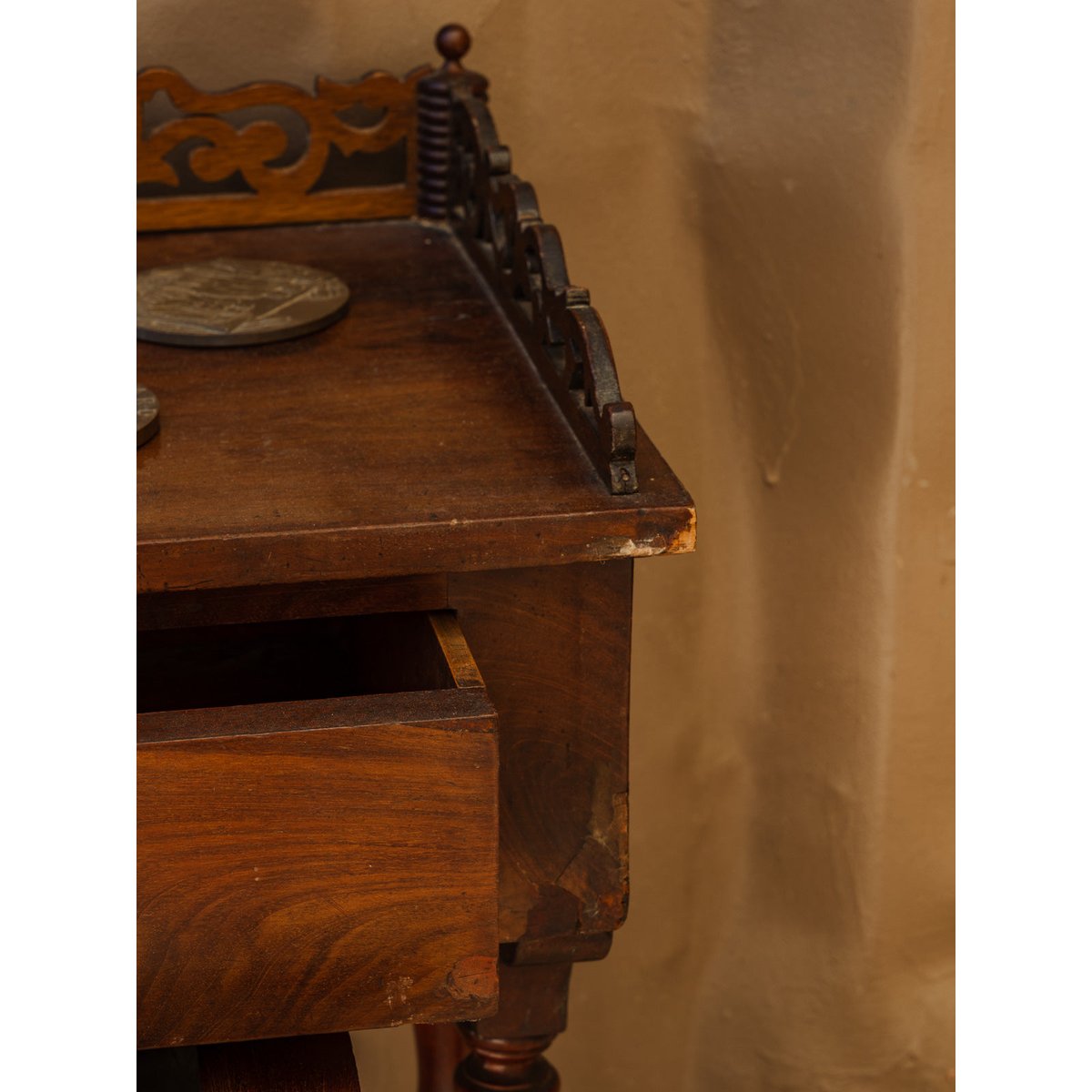 Meuble d'appoint en bois Francine N°1080 - Bon état bois foncé, DEBONGOUT