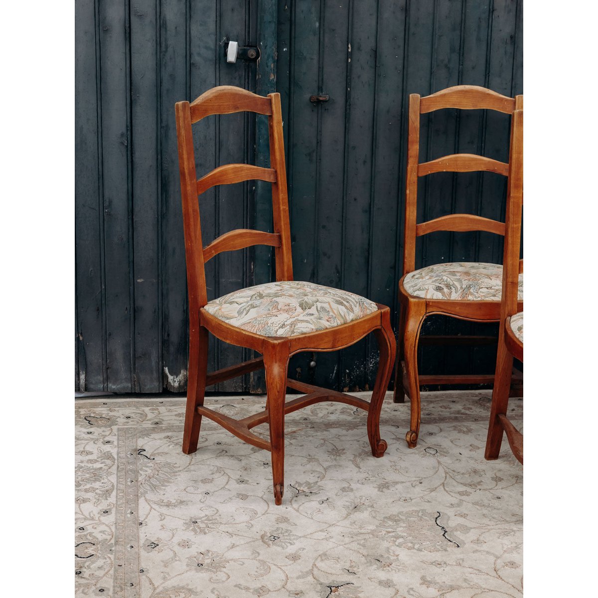 Lot de 4 chaises en bois Claude N°847 - Bon état bois foncé, DEBONGOUT