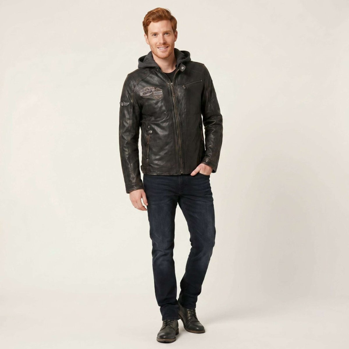 Blouson en cuir de mouton noire uni avec une coupe ajustée et un col à capuche noir, GIPSY