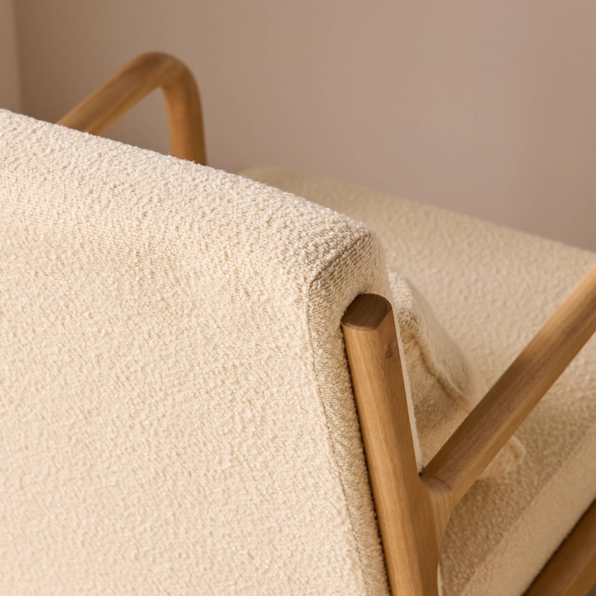 Fauteuil scandinave bois d'hévéa et bouclette texturée LORENS beige, SWEEEK