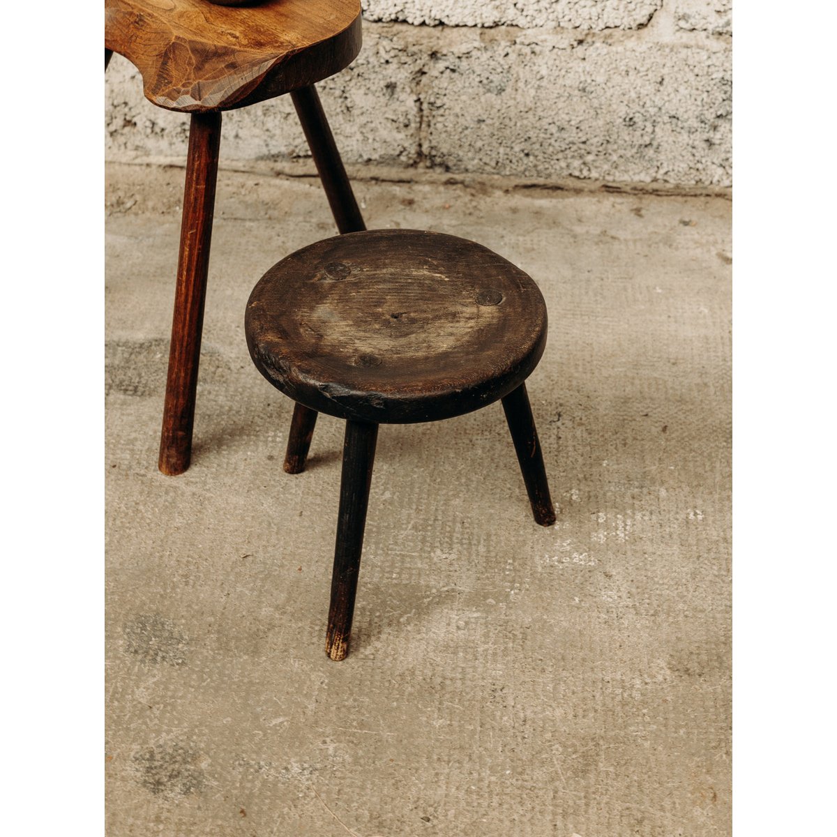 Tabouret tripode en bois Regis N°409 - Bon état bois, DEBONGOUT
