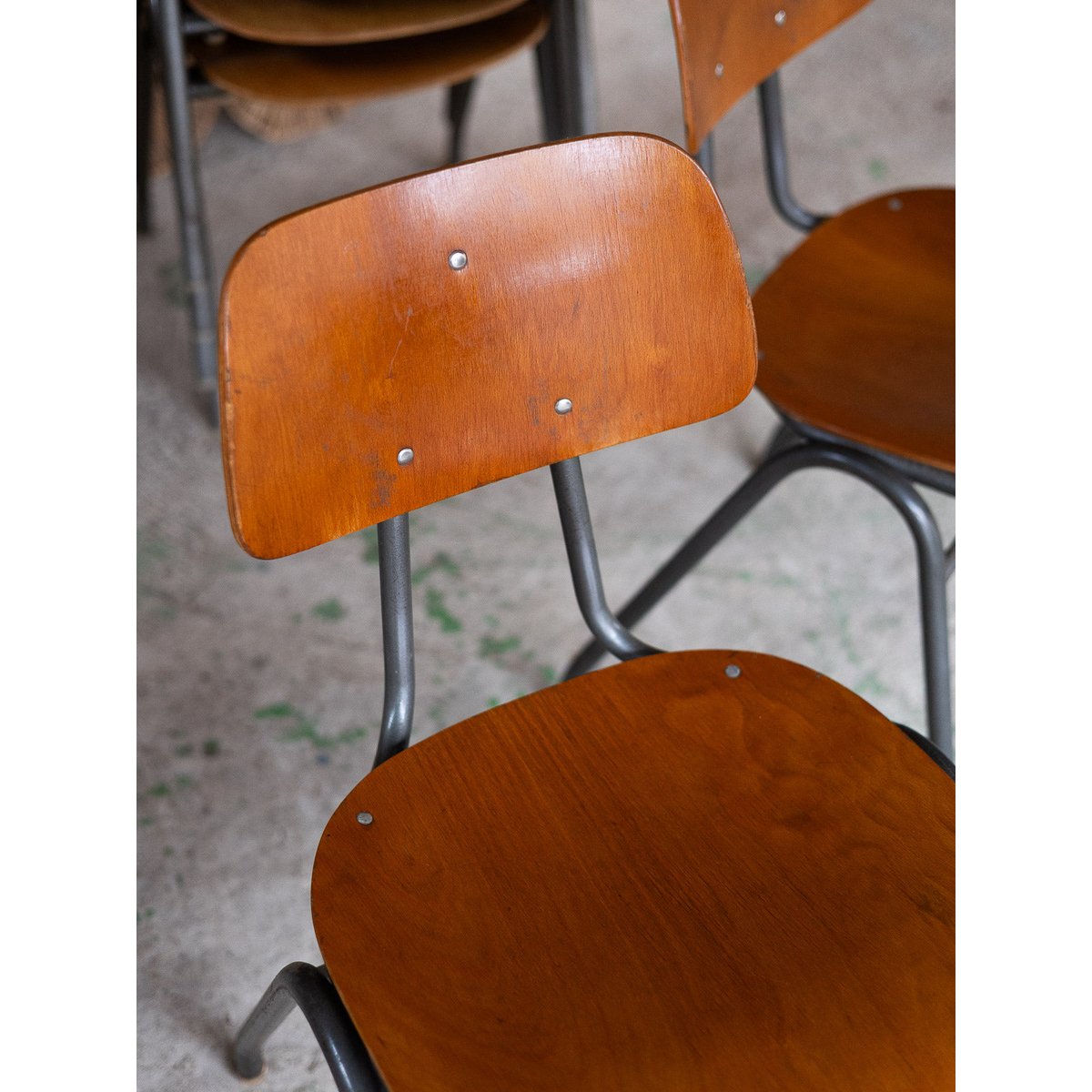 Chaise d'école au style industriel Alma N°2045 - Bon état bois clair, DEBONGOUT